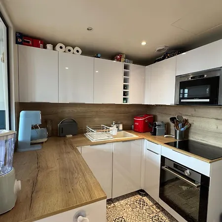 아파트 Spacious Close To The *